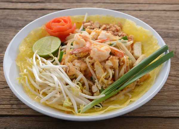 Pad thai. Stylu tajskim makaronem — Zdjęcie stockowe