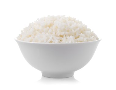 Beyaz arka plan üzerinde pirinç dolu kase