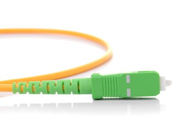 Beyaz arkaplanda fiber optik kablo