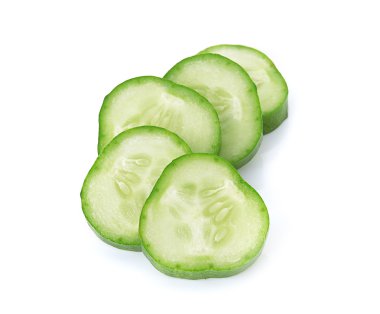 Salatalık ve beyaz arka plan üzerinde dilimleri