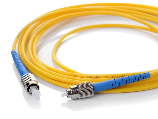 Fiber optisk kabel på vit bakgrund — Stockfoto
