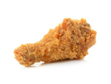 Beyaz arka planda kızarmış tavuk