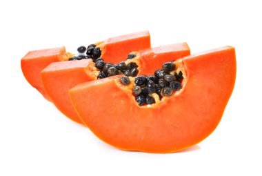 Papaya beyaz bir arka plan üzerine dilimlenmiş