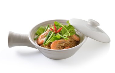 Karides ve erişte fırında baharatlı sos ile tepesinde. Tayland gıda