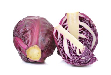 Beyaz arkaplanda kırmızı lahana