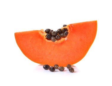 Papaya beyaz bir arka plan üzerine dilimlenmiş