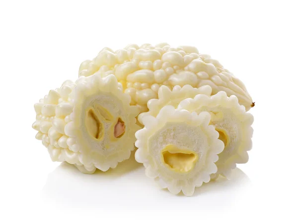 Beyaz arka plan üzerinde beyaz acı salatalık — Stok fotoğraf