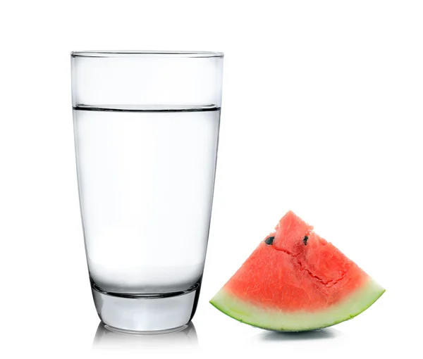 Glas Wasser und Wassermelone isoliert auf weißem Hintergrund — Stockfoto