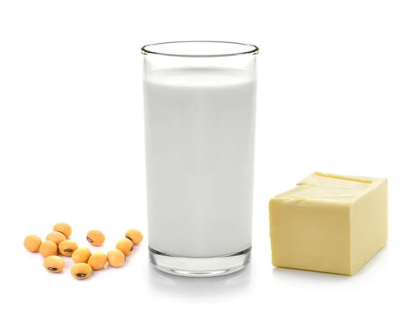 Mjölk med soja bönor pinne av smör på vit bakgrund — Stockfoto