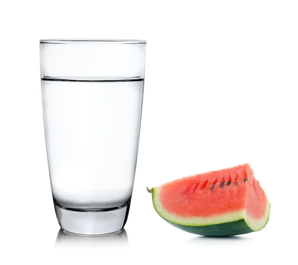 Glas water en watermeloen geïsoleerd op witte achtergrond — Stockfoto