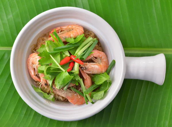 Camarão e vermicelli assar coberto com molho picante. comida tailandesa — Fotografia de Stock