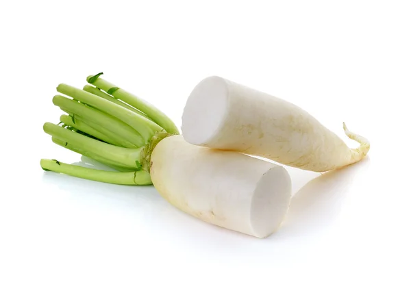 Rábanos daikon aislados sobre fondo blanco — Foto de Stock