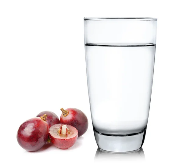 Winogrona i szklankę wody na tle na białym tle — Zdjęcie stockowe