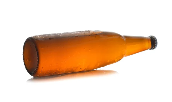 Botella de cerveza sobre fondo blanco —  Fotos de Stock