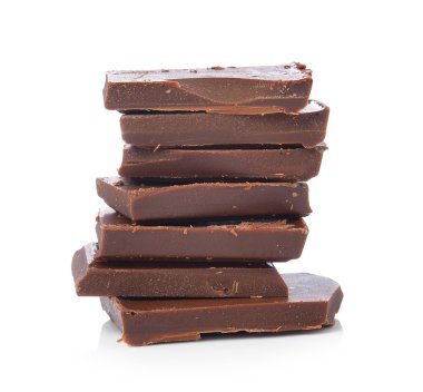 Beyaz arka planda kırık çikolata.