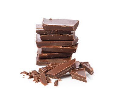 Beyaz arka planda kırık çikolata.