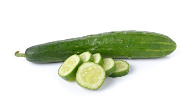 Beyaz arkaplanda salatalık