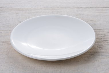 Tahta masada boş beyaz tabak