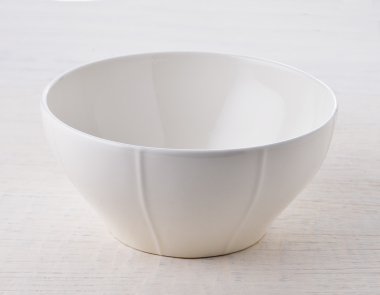 Tahta masaya boş beyaz kase.