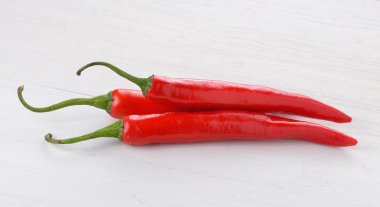 kırmızı biberler tahtada
