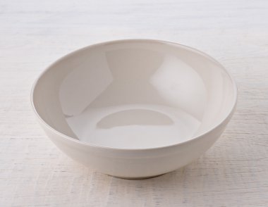 Tahta masaya boş beyaz kase.