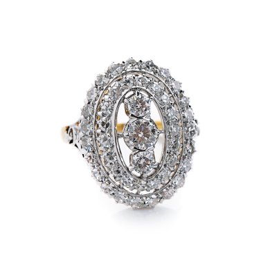 Beyaz arkaplanda gümüş elmas yüzük