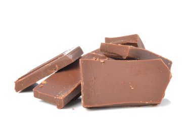 Beyaz arka planda kırık çikolata.