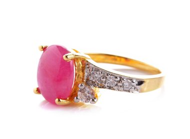 Beyaz arkaplanda düğün yüzüğü