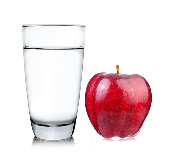 Красное яблоко и стакан воды изолированы на белом фоне — стоковое фото