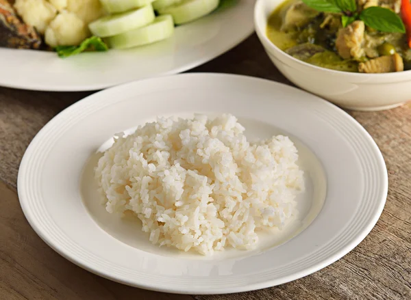 Riz cuit dans une assiette sur la vaisselle thaïlandaise — Photo