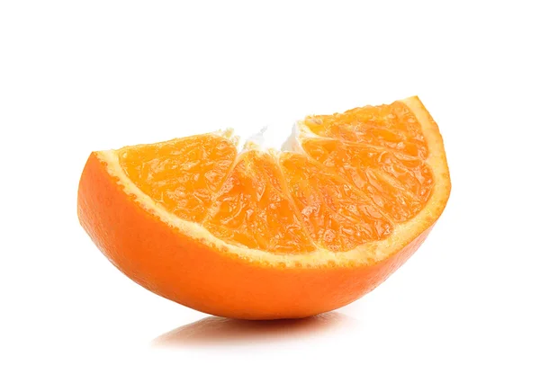 Orange skiva på vit bakgrund — Stockfoto