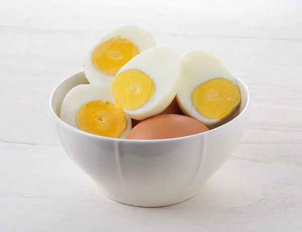 Vařená vejce v misce — Stock fotografie
