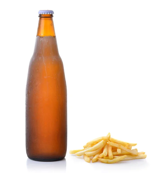 Pommes und Bier auf weißem Hintergrund — Stockfoto