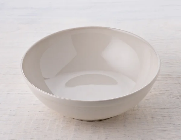 木制桌子上的空白碗 — 图库照片