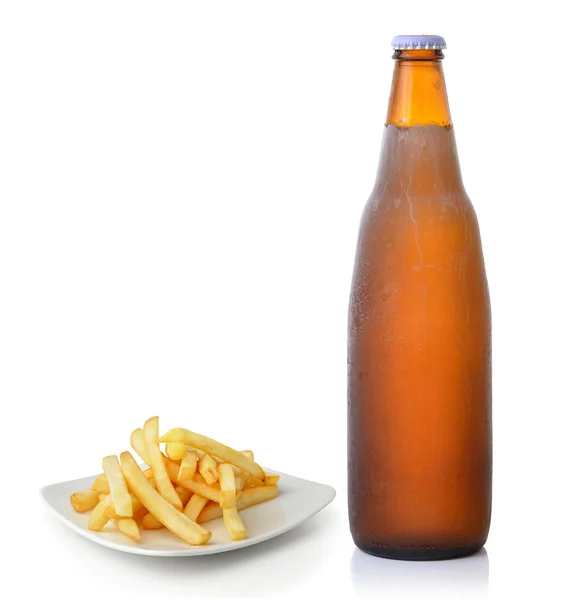 Pommes frites och öl på vit bakgrund — Stockfoto