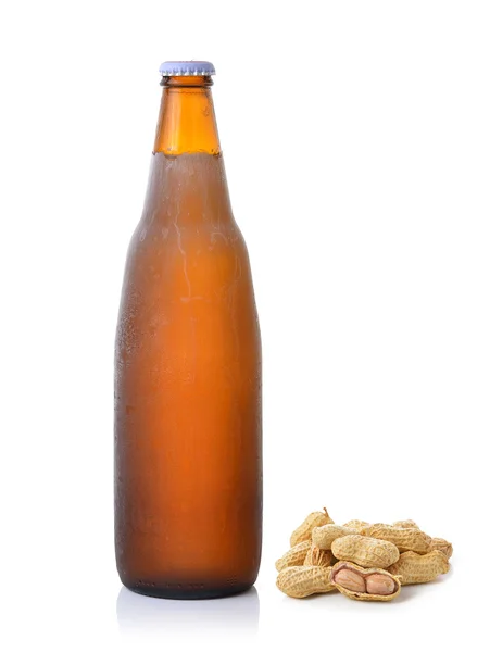 Bouteille d'arachide et de bière sur fond blanc — Photo