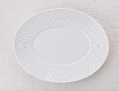 Tahta masaya boş beyaz seramik tabak