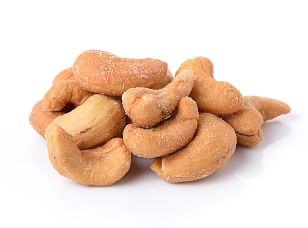 Gezouten cashewnoten op witte achtergrond — Stockfoto