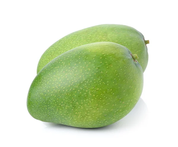 Grön mango på vit bakgrund — Stockfoto