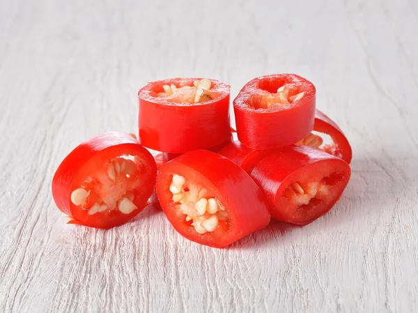 Φέτα κόκκινες πιπεριές τσίλι σε ξύλινα — Φωτογραφία Αρχείου