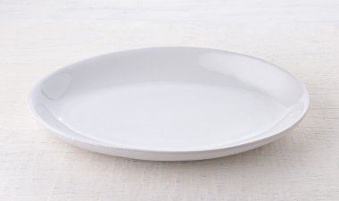 Ahşap masa boş seramik plaka