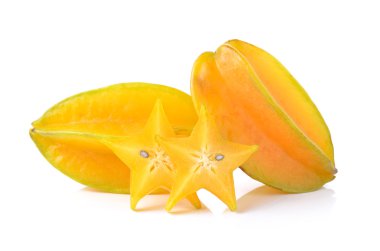 Beyaz arkaplanda izole edilmiş Carambola yıldızı meyvesi