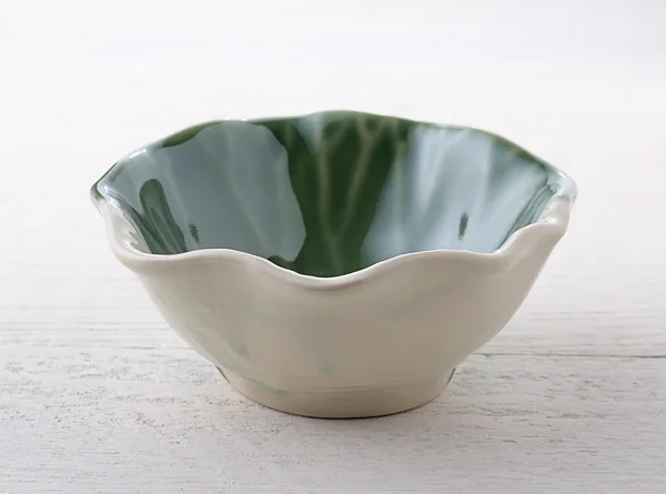 木头上的空陶瓷碗 — 图库照片