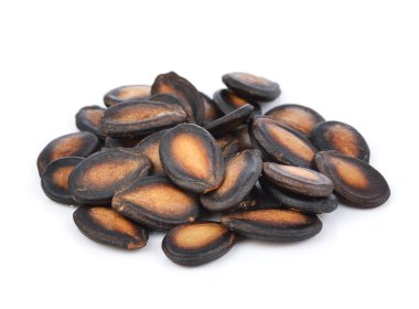 Beyaz arkaplanda karpuz tohumları