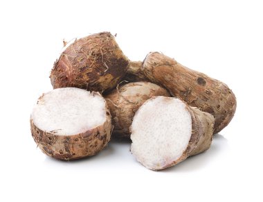 beyaz arkaplanda taro kökü
