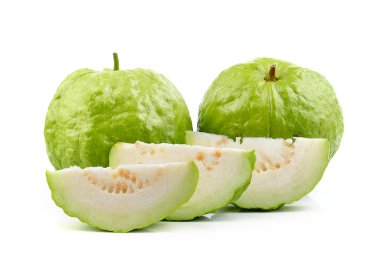 Beyaz arkaplanda taze guava