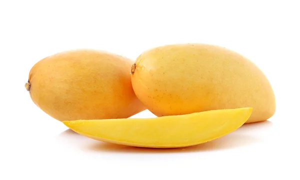 Dojrzałe mango izolowane na białym tle — Zdjęcie stockowe