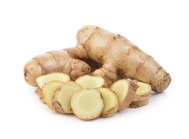 Beyaz arkaplanda taze zerdeçal