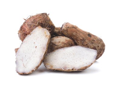 beyaz arkaplanda taro kökü