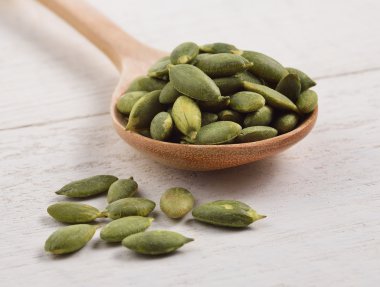 Beyaz tahta kaşık içinde kabak çekirdeği